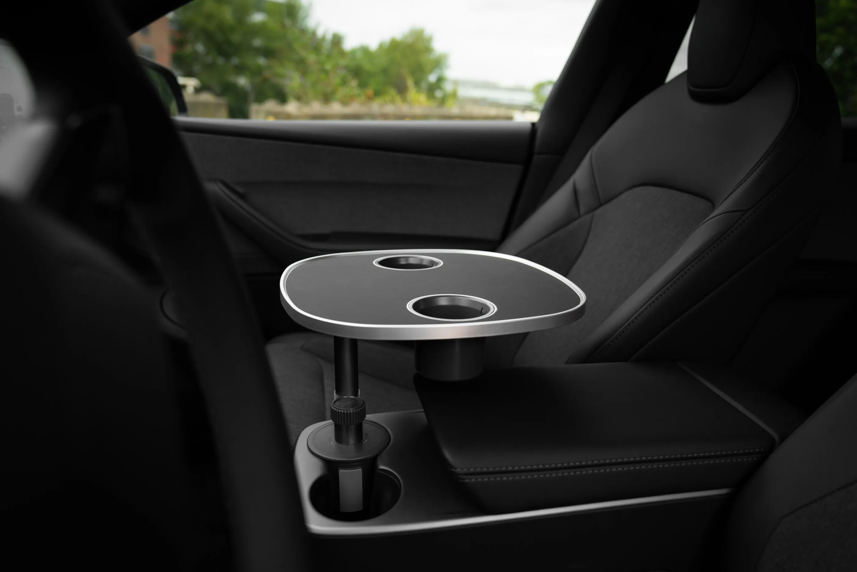 Blick aus dem Fond auf die leere schwarze Tischplatte über der vorderen Mittelkonsole eines geparkten Tesla