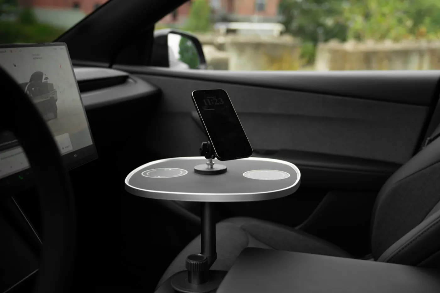 Schwarze Tischplatte im Cockpit mit Smartphone im magnetischen Halter, Klemmrad am Standfuß sichtbar