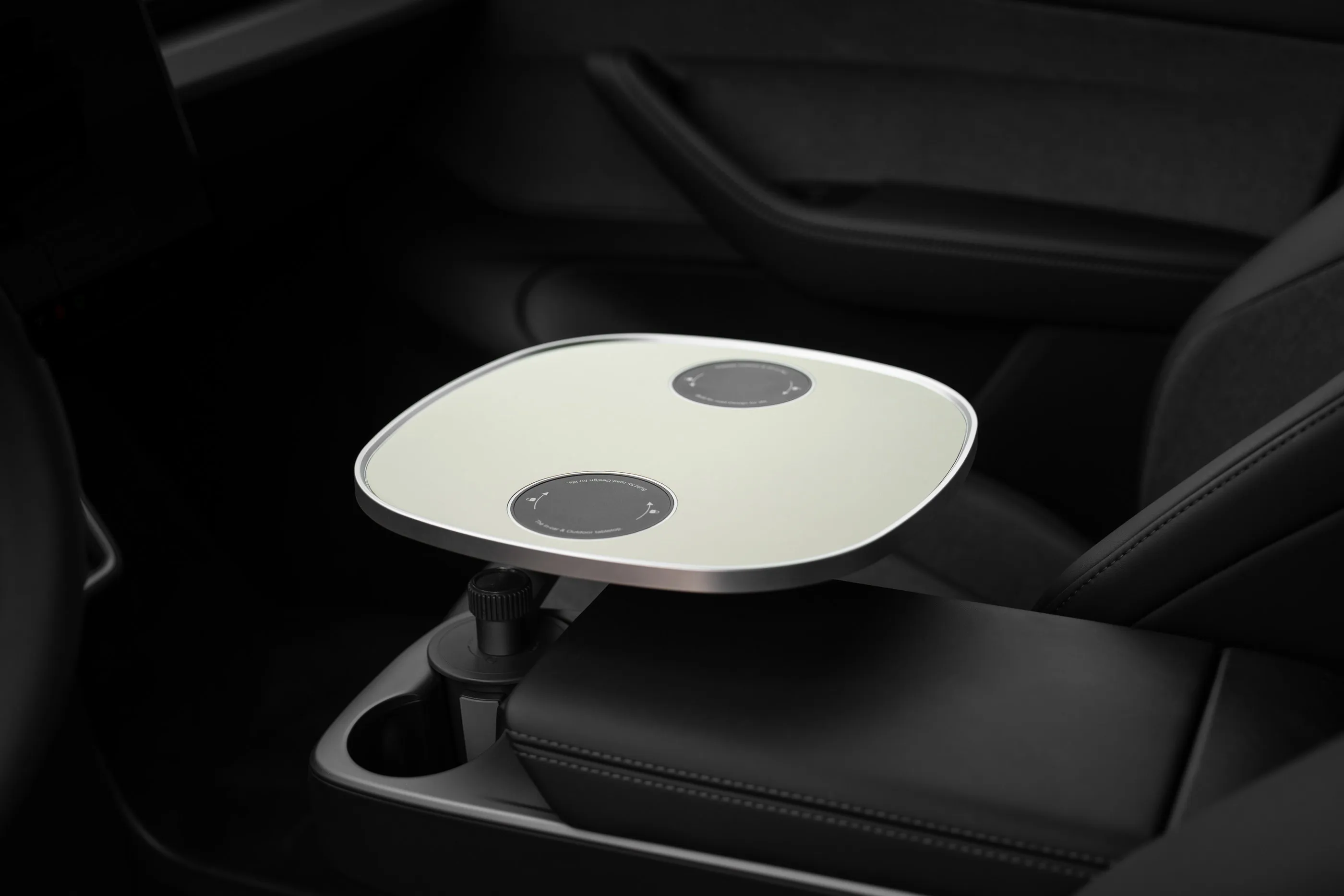 Leere weiße Tischplatte mit Aluminiumkante mittig über der Mittelkonsole eines geparkten Tesla