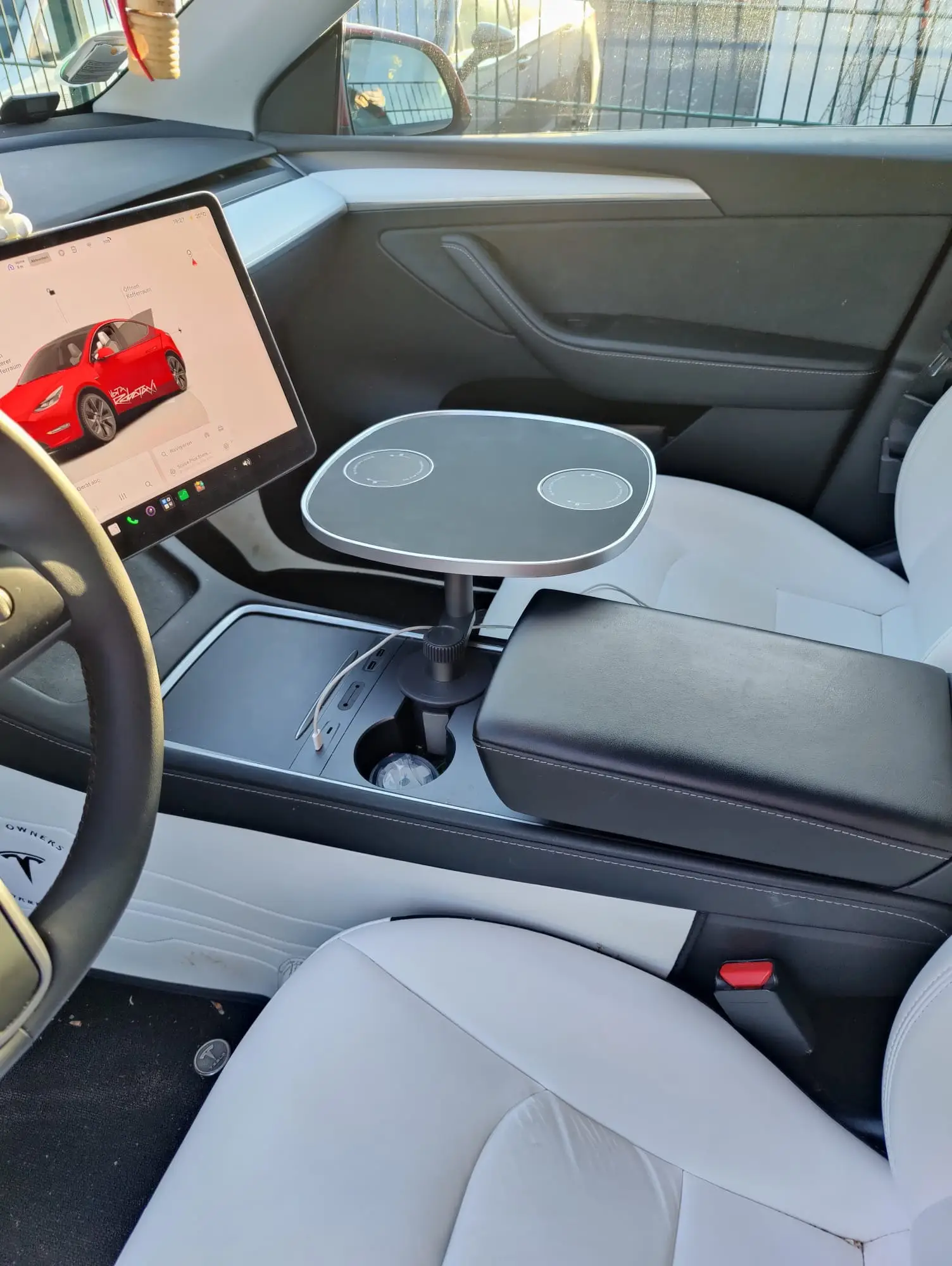 Kundenfoto: Tischplatte über der Mittelkonsole im Cockpit eines Tesla Model Y mit weißem Innenraum